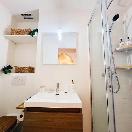 Appartement Rénové Climatisé Confort - Lit Queen Size - Emplacement Idéal Près Des Plages